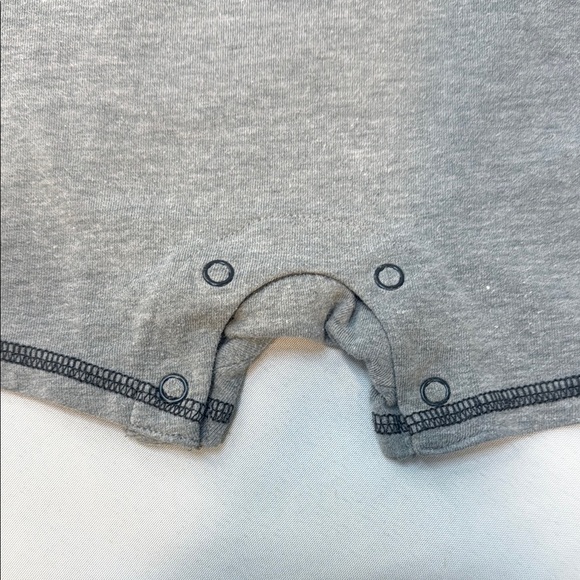 Cat & Jack, Gray Sleeveless Baby Romper Onesie, size 3-6 months, snaps, pre-owne - Picture 5 of 6